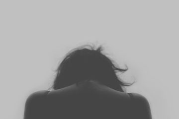 free to use photo of a girl's shoulders in grey